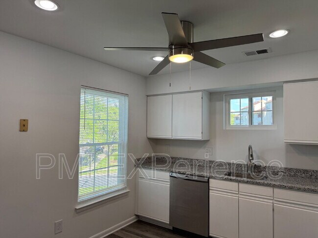 Foto del edificio - 1023 Spring Valley Ct