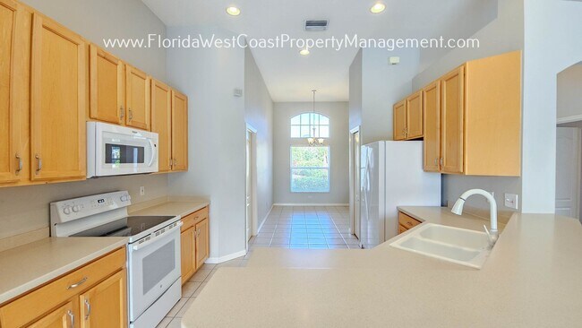 Foto del edificio - OUTSTANDING LOCATION! LARGE POOL HOME MOVE...