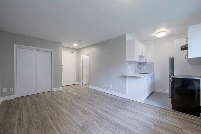 Building Photo - Merkur, Goldenberg, Hanson - 2788 Keele St.