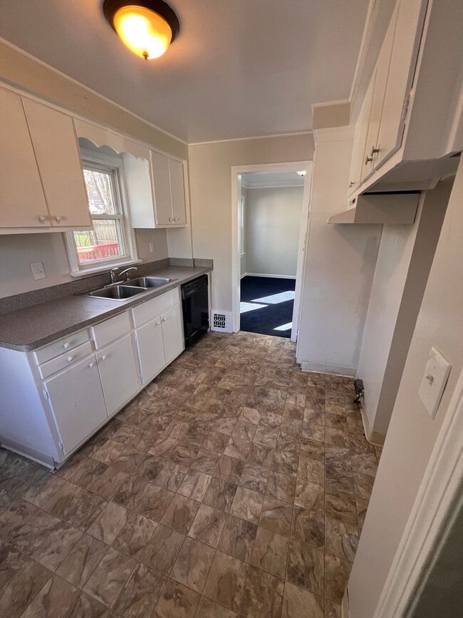 Building Photo - 3 Bed, 1 Bath – 1,234 Sq Ft