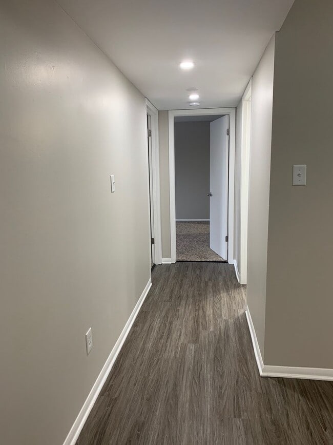 Building Photo - Charming Two-Bedroom one Bathroom Apartmen...