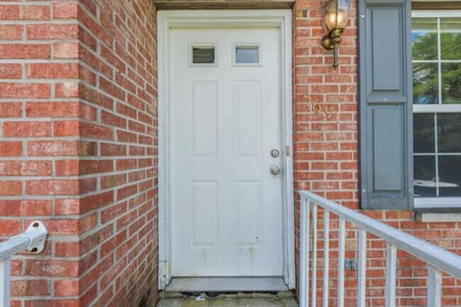 Foto del edificio - 5691 Victoryview Ln