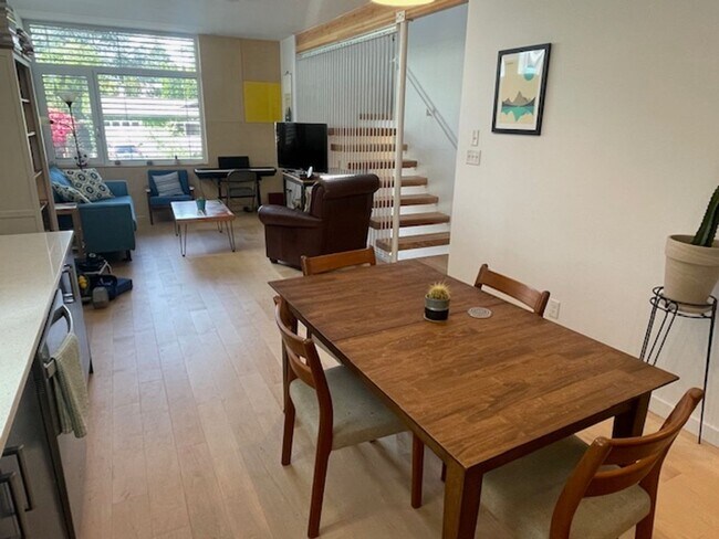 Foto del edificio - Modern Furnished Townhome | Eco-Luxury Liv...