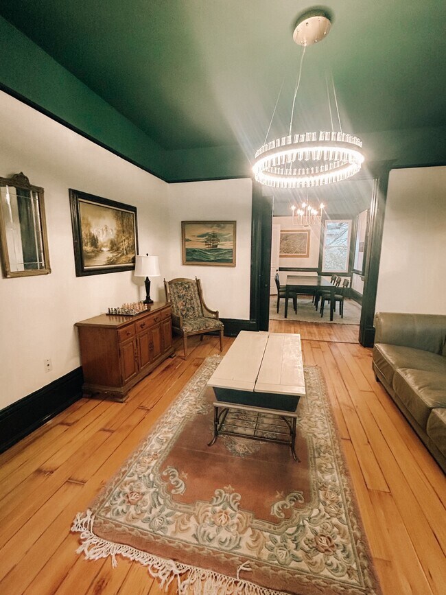 Foto del edificio - 2530 N Oakland Ave