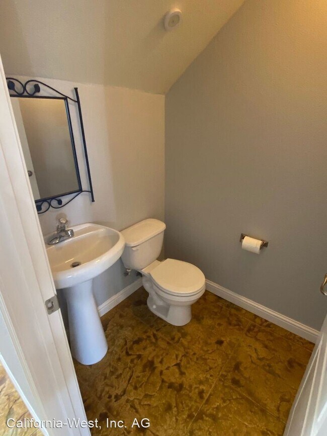 Building Photo - 3 br, 2.5 bath House - 555 Orchard Rd #D