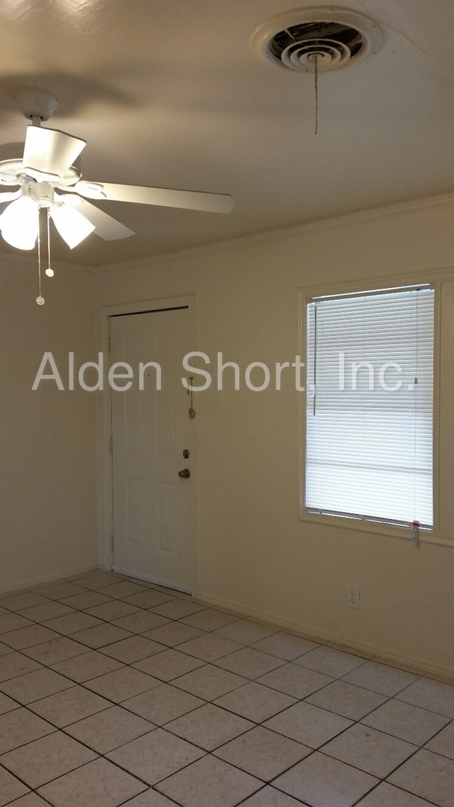 Building Photo - 2846 S Llewellyn Ave