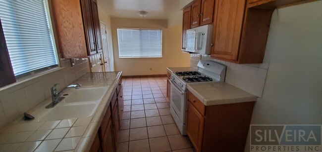 Building Photo - 3 bedroom in North East Santa Maria!