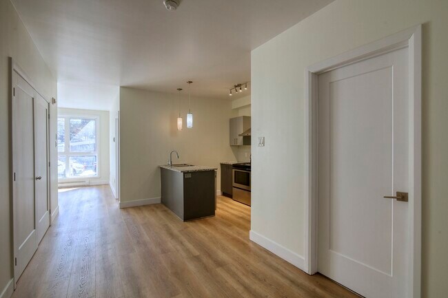 Photo du bâtiment - 6600 Av. de Darlington