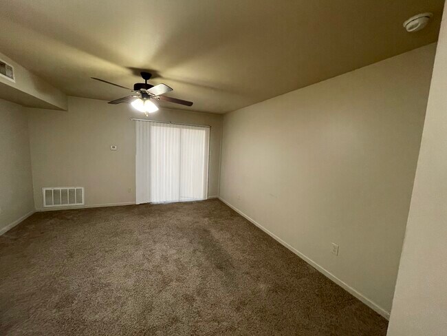Foto del edificio - 8208 Woodview Drive East
