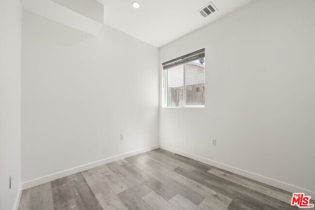 Building Photo - 158 Mariposa Ave