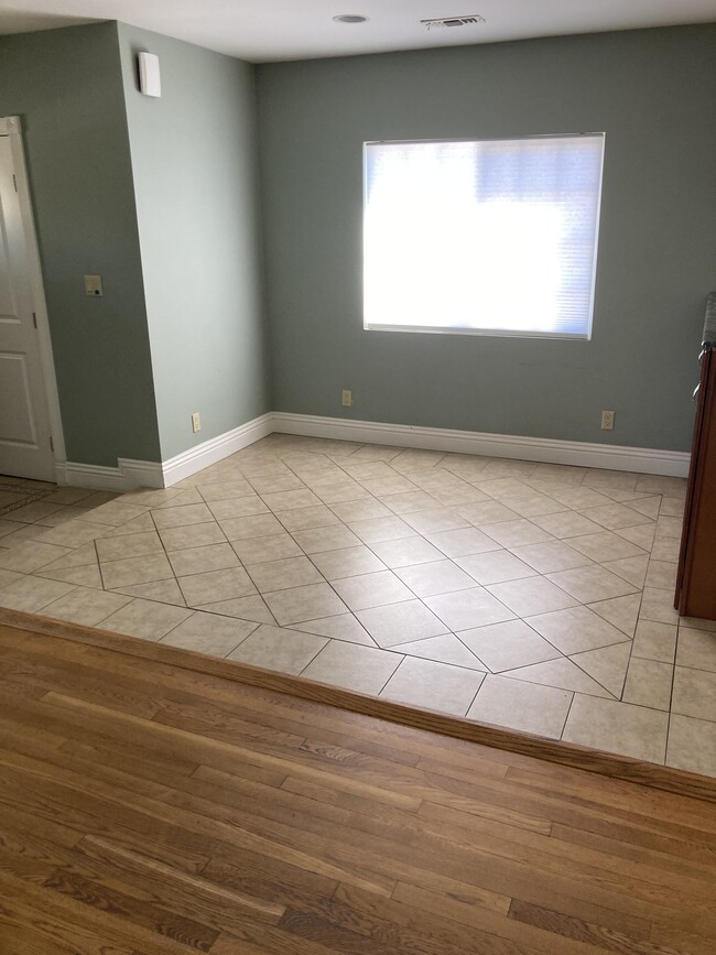 Dining Area - 12036 Thermo St