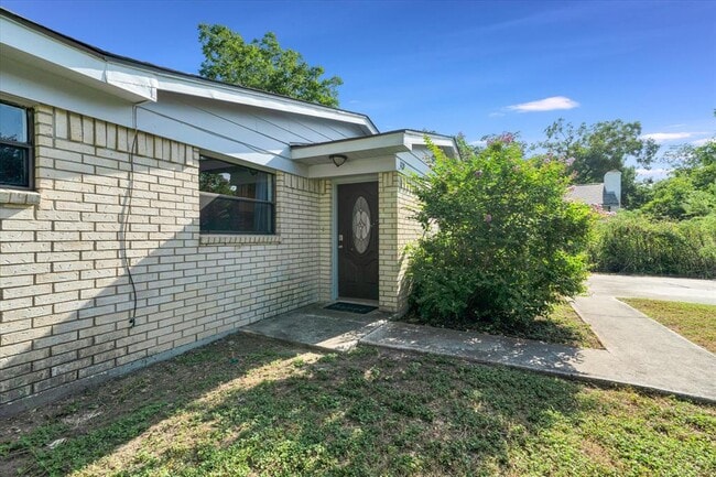 Building Photo - 1129 W San Antonio St