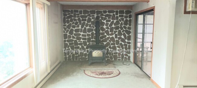 Building Photo - Single Family 2 bedroom with large yard