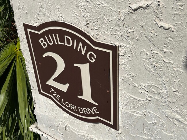 Foto del edificio - 725 Lori Dr