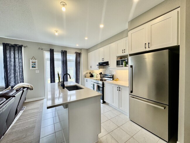 Building Photo - 667 Allied Mews