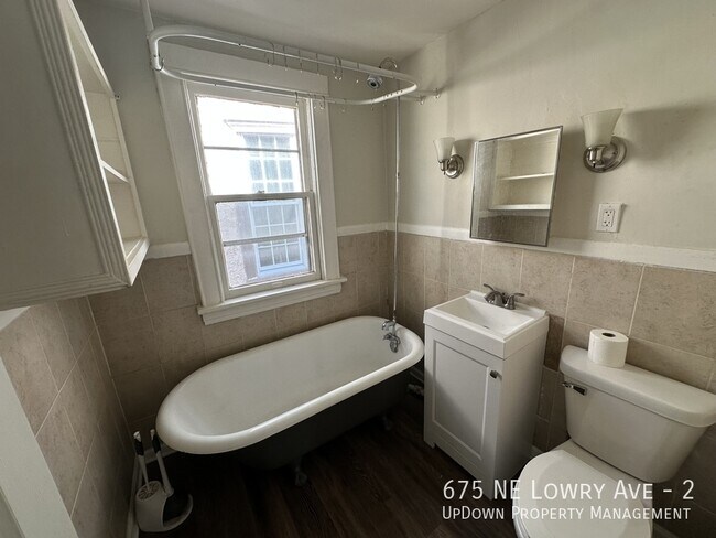 Foto del edificio - 675 NE Lowry Ave