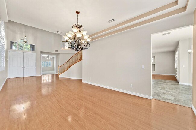 Foto del edificio - Desirable Home with 5 Bedrooms and 4 Bathrooms in Guard Gated Community!