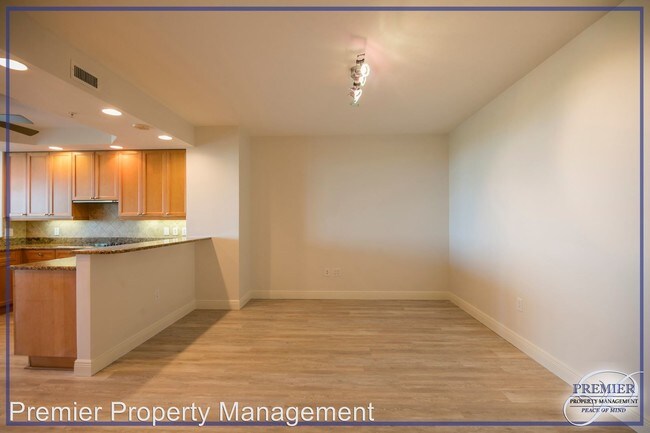Building Photo - 455 Cove Tower Dr