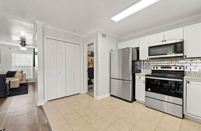 Building Photo - 204 Summer Pl