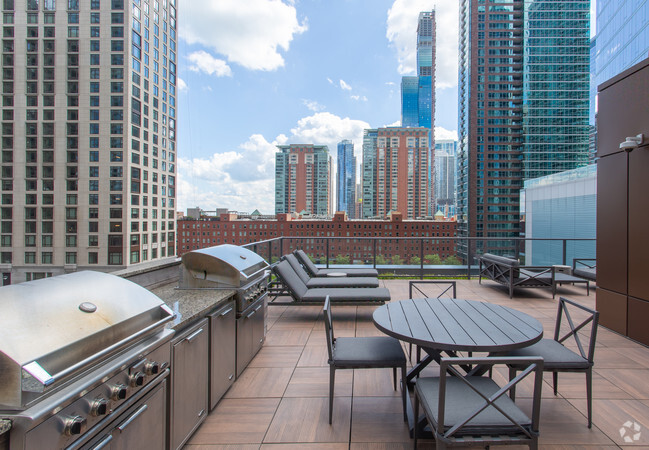 Grills and Private Sundeck - Sienna Chicago