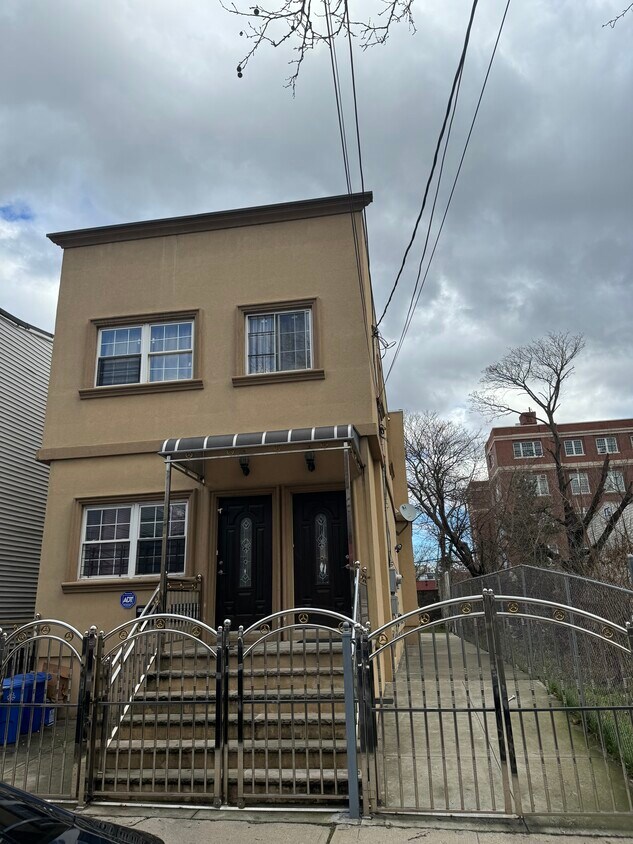 Primary Photo - 369 Jerome St