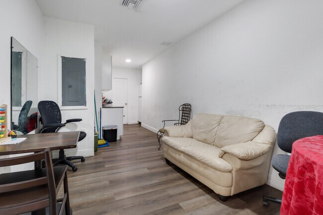 Building Photo - Sabal Ln