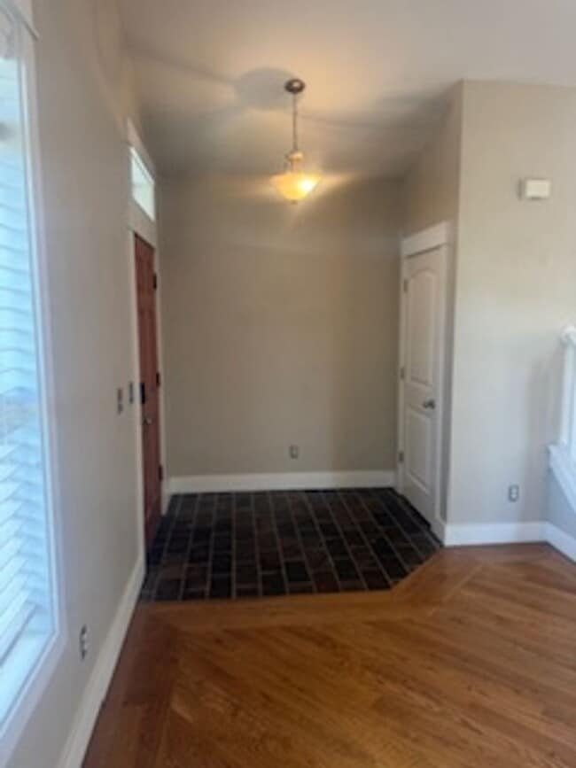 Building Photo - Charming 5-Bedroom Family Home for Rent in...