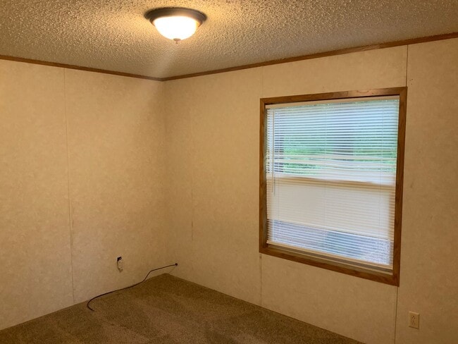 Building Photo - Country Living