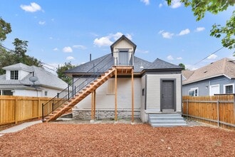 Building Photo - 2016 W Gardner Ave