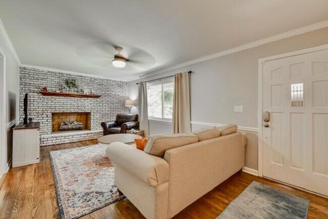 Foto del edificio - BEAUTIFUL 3 bedroom Lookout Valley home!