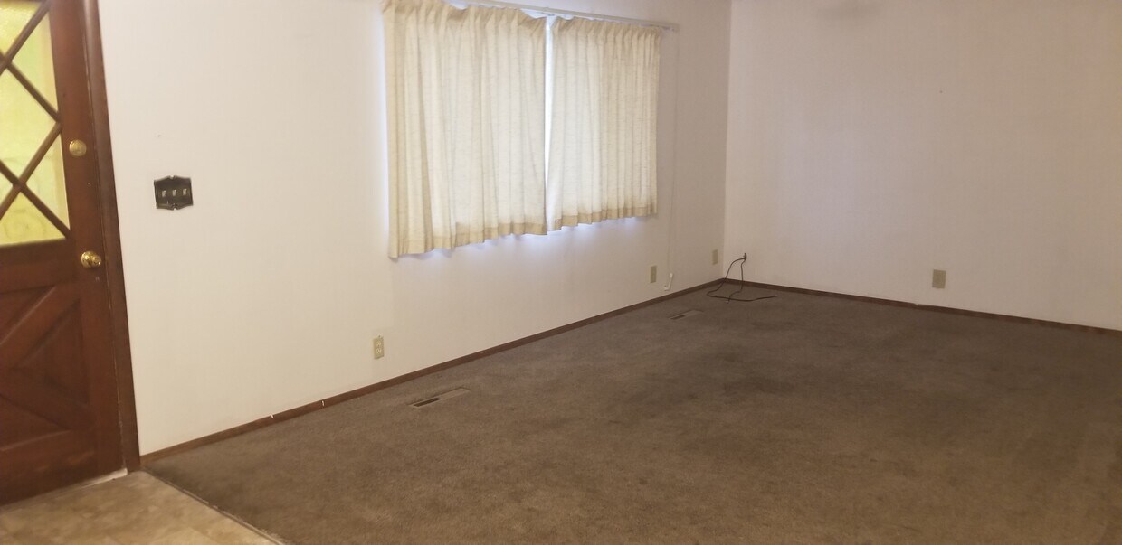Building Photo - 860 E 275 N