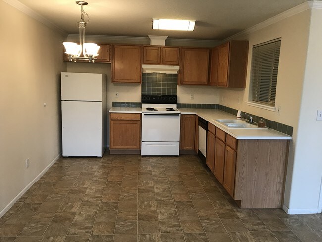 Full Kitchen - 11667 SE Fuller Rd