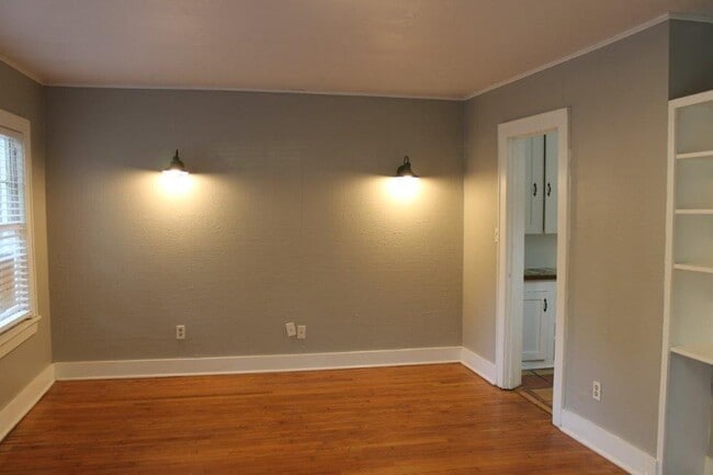 Building Photo - 927 S Flood Ave