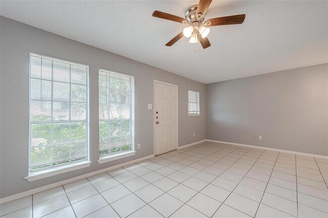 Foto del edificio - 1016 E Tri Oaks Ln