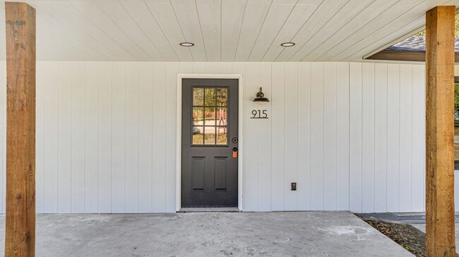 Building Photo - 925 C Three Bedroom Duplex