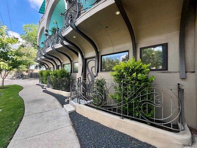 Foto del edificio - 206 E Live Oak St