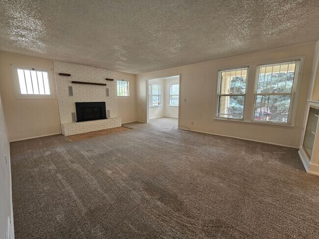 Foto del edificio - 3 Bed 1 Bath Charming Westside Retreat!!