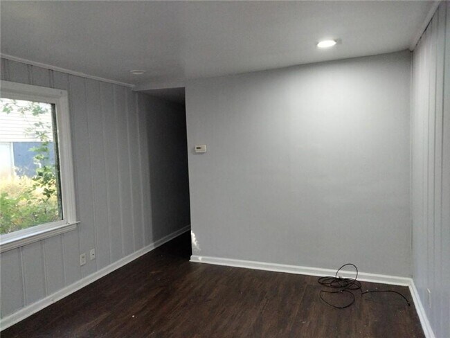 Building Photo - 873 Midway St SE