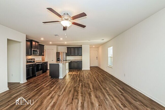 Foto del edificio - Now Available!