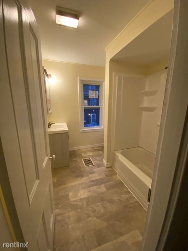 Building Photo - 3 br, 1 bath House - 18 S 11th St