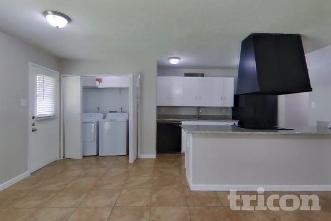 Building Photo - 5030 Ridgecreek Dr