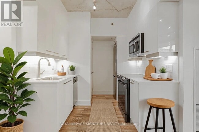 Building Photo - 90 Trinity St