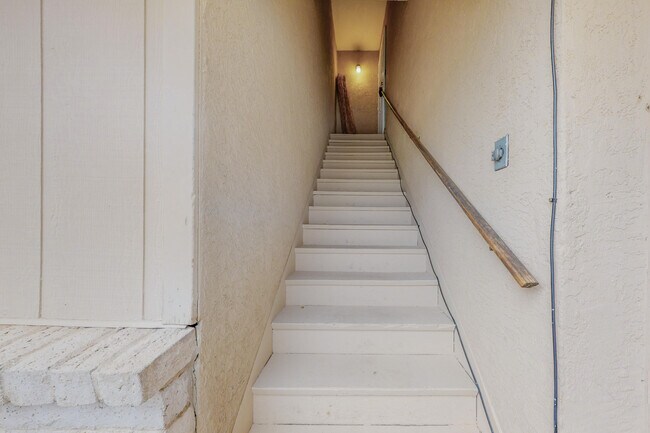 Building Photo - 9021 Candelaria Rd NE