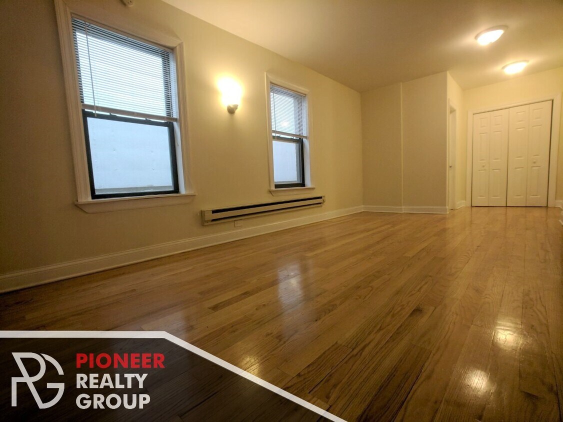 Foto principal - 1347 N Dearborn St
