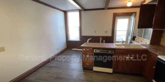 Building Photo - 2 Bedroom, 1 Bathroom duplex with LARGE RO...