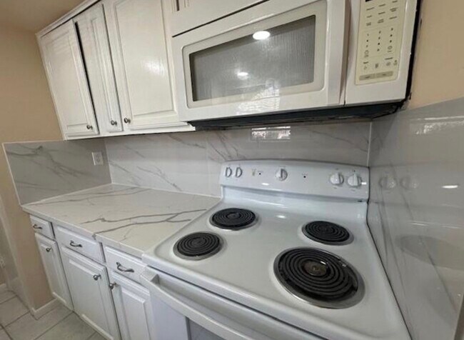 Foto del edificio - 5921 Arncliffe Dr