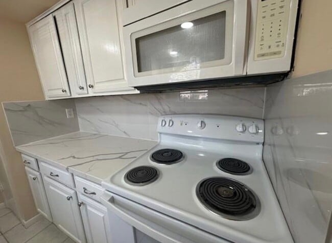 Building Photo - 5921 Arncliffe Dr
