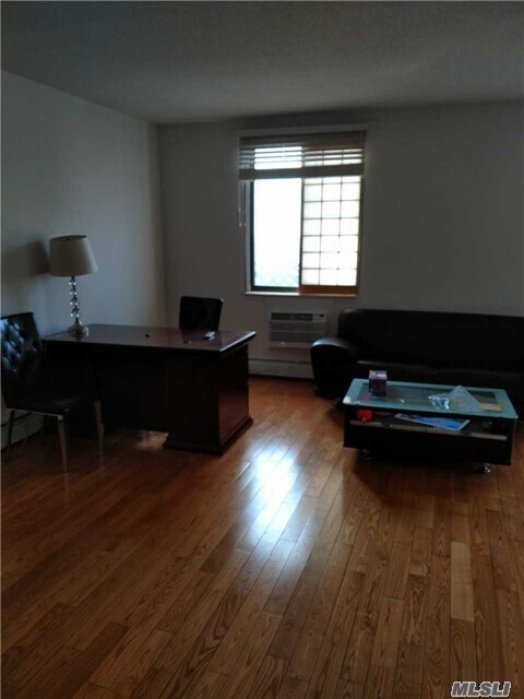 Foto del edificio - 136-17 Maple Ave