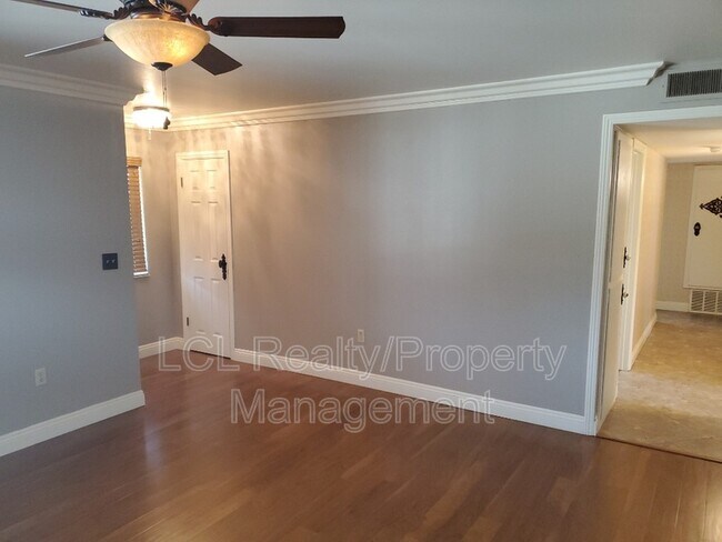 Building Photo - 25841 Middlebury Way