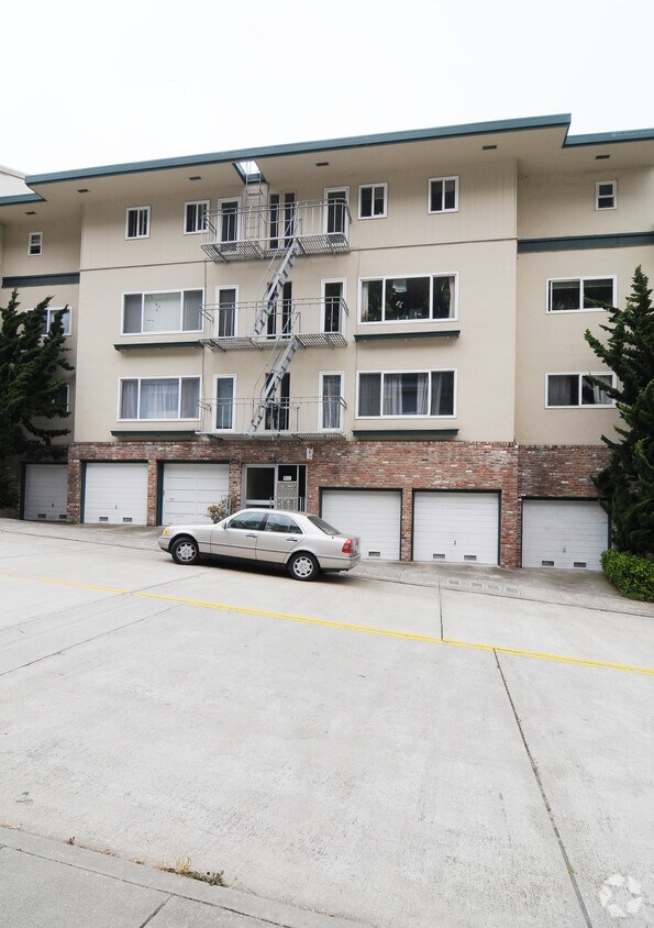 Building Photo - 445 Warren Dr